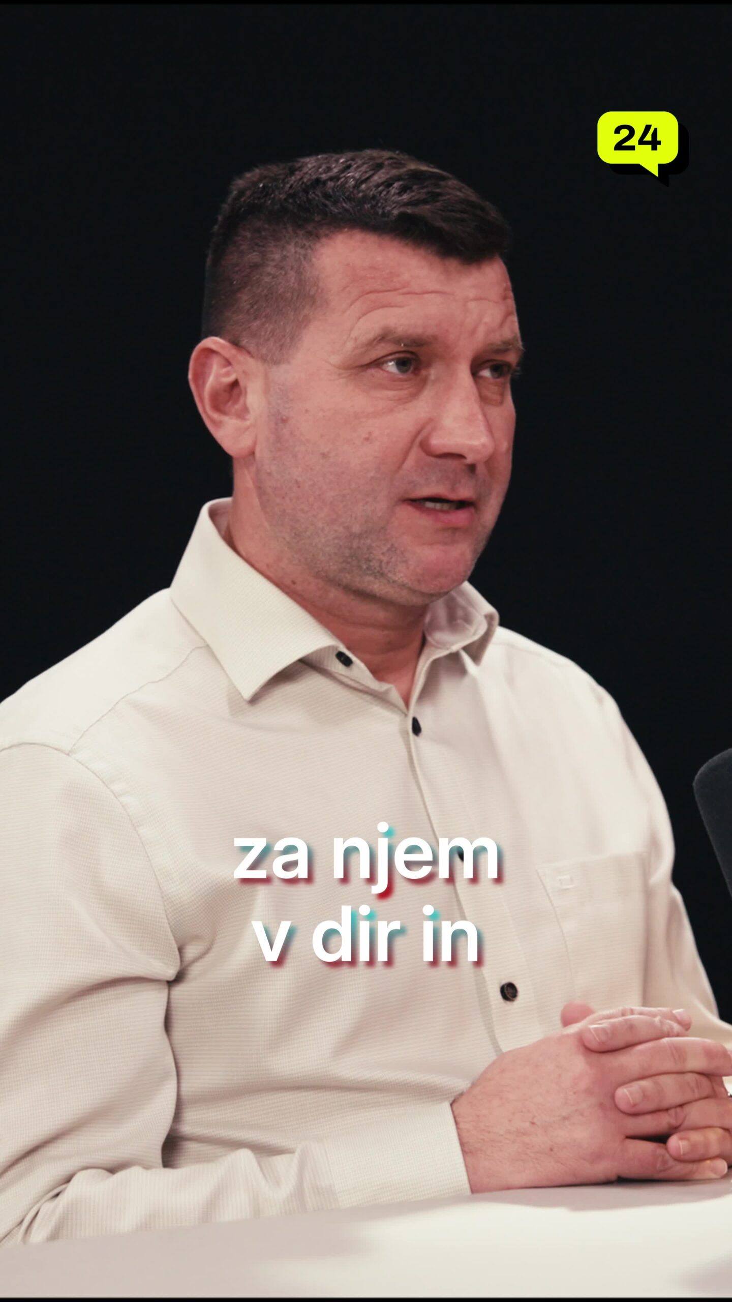 Začel je bežati in končala sva pod avtom